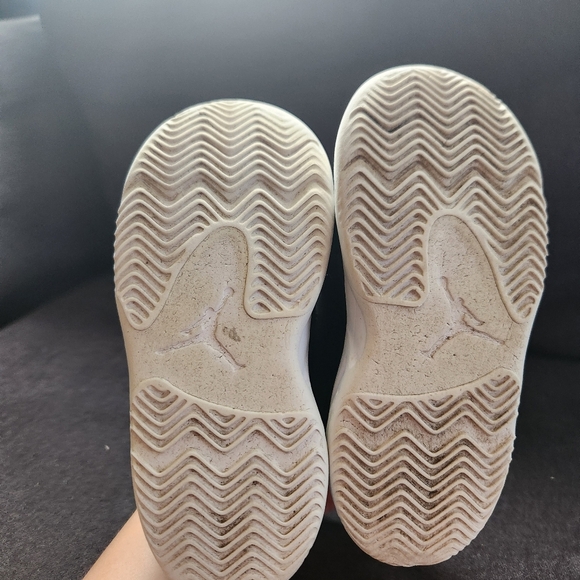 Nike Air Jordan Max Aura TD Sneakers Little kids size 8.5C Black Red - Picture 8 of 8